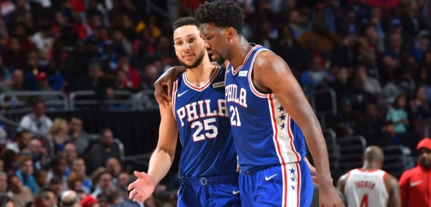 Joel Embiid y Ben Simmons en un partido de los Sixers.