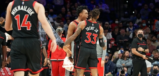 Gary Trent Jr y Scottie Barnes, jugadores de Toronto Raptors.