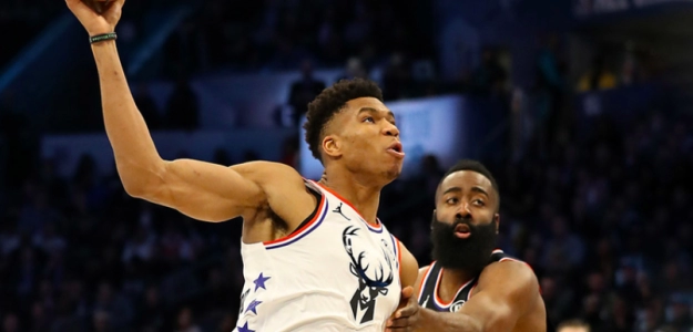 Giannis Antetokounmpo ataca la canasta rival ante James Harden.
