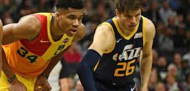 Giannis Antetokounmpo y Kyle Korver.