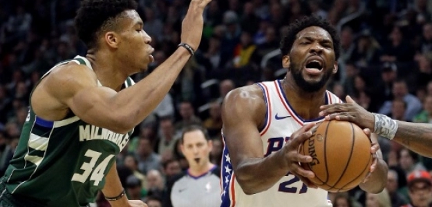 Antetokounmpo y Embiid durante la victoria de los Sixers. 