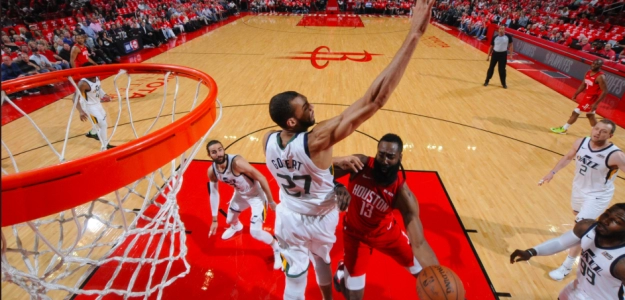 Harden penetra a canasta pese a la oposición de Gobert.