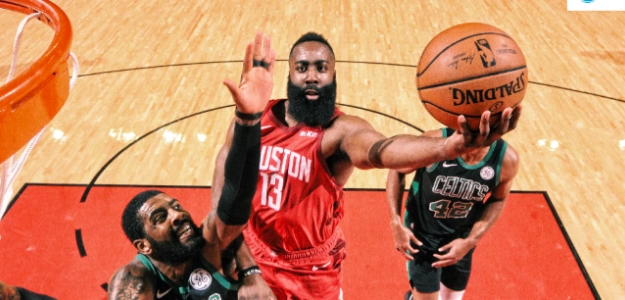 Harden ataca la canasta rival ante la presencia de Irving.