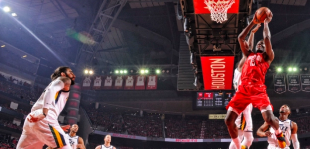 Clint Capela se dispone a anotar ante la mirada de Ricky Rubio.