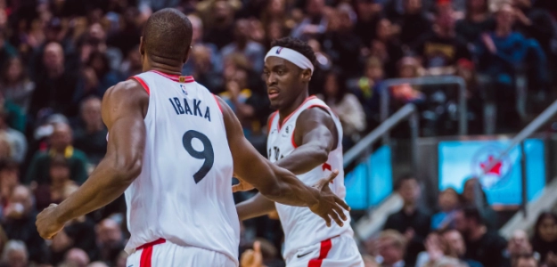 Ibaka celebra una canasta junto a Siakam.