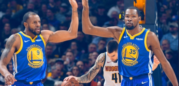 Iguodala y Durant celebran una canasta ante Juancho Hernangómez.