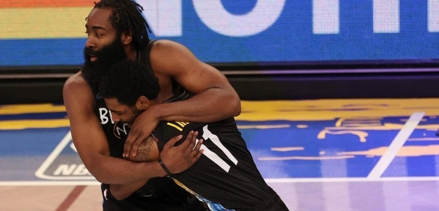 James Harden, junto a Kyrie Irving, en un duelo de la temporada 2020/21
