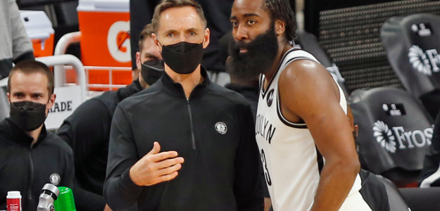 James Harden, junto a su entrenador Steve Nash. 