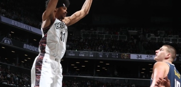 Jarrett Allen ante Nikola Jokic en el duelo entre Brooklyn y Denver.