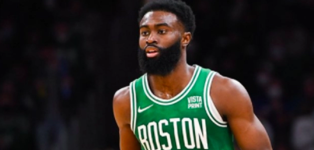 Jaylen Brown, machacando el aro de Charlotte Hornets.