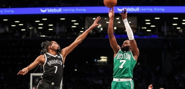 Jaylen Brown, vs Kevin Durant, en un Nets-Celtics. 