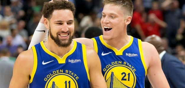 Jonas Jerebko, con Klay Thompson. Foto: @warriors