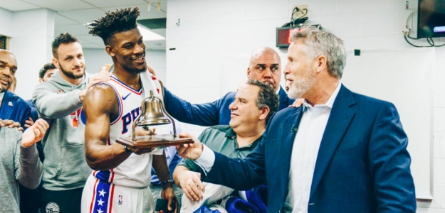 Jimmy Butler, recibiendo la campana de Filadelfia.
