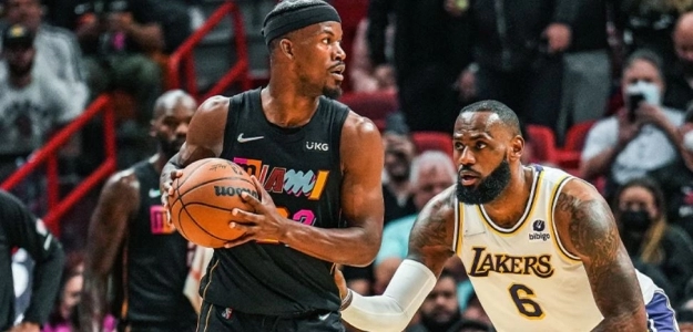 Jimmy Butler, estrella de Miami Heat, ante LeBron James. 