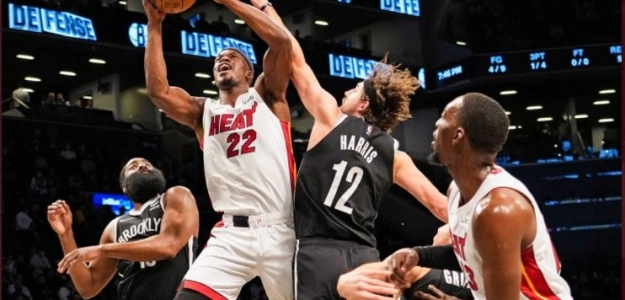 Jimmy Butler, estrella de Miami Heat, anotando ante Brooklyn Nets. 