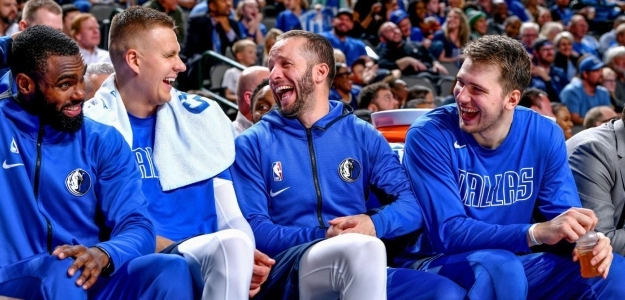 JJ Barea,junto a Doncic y Porzingis.