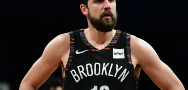 Joe Harris, manos en jarra "Foto: NBA.com"