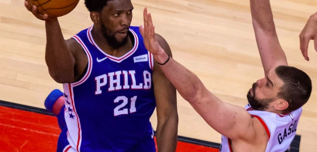 Marc Gasol, defendiendo a Joel Embiid. Foto: @RDTNBA