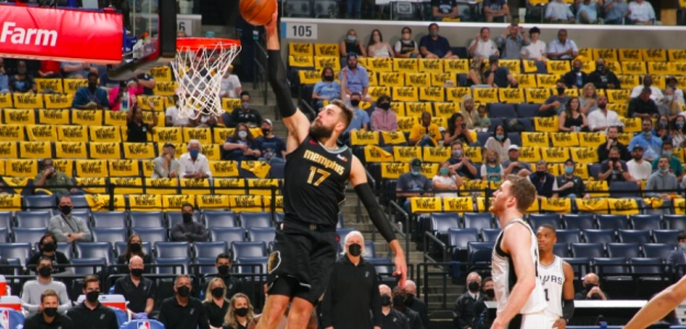 Jonas Valanciunas, atacando el aro de los Wizards.