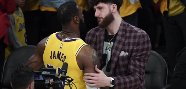 Nurkic y LeBron se saludan durante un partido