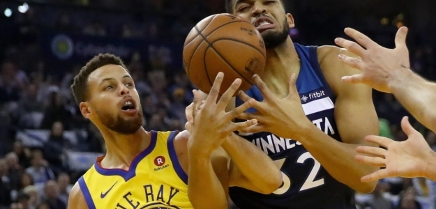 Karl Anthony Towns, junto a Stephen Curry, en un Warriors-Wolves.