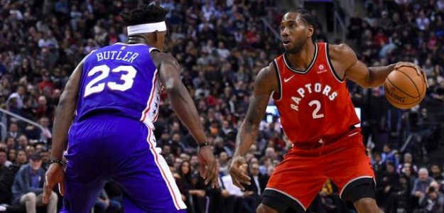 Kawhi Leonard, ante Jimmy Butler, en un Raptors-Sixers.