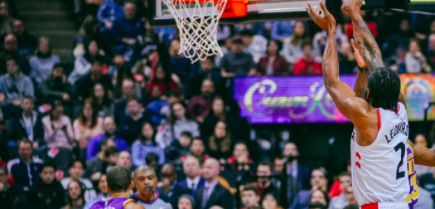 Kawhi Leonard lanza sin oposición ante Utah Jazz.