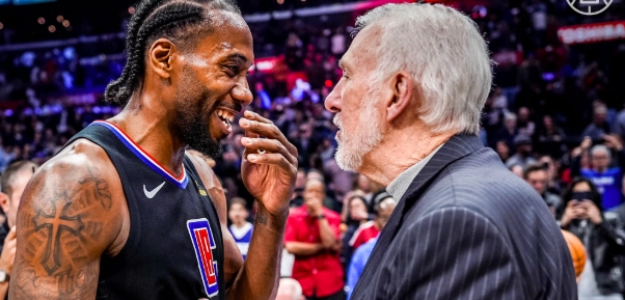Kawhi Leonard, junto a Gregg Popovich.