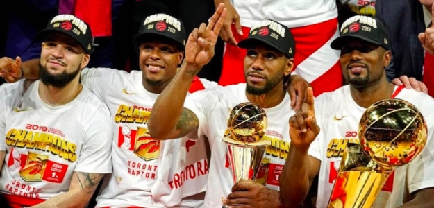 Kawhi Leonard, con sus compañeros, celebrando el anillo.