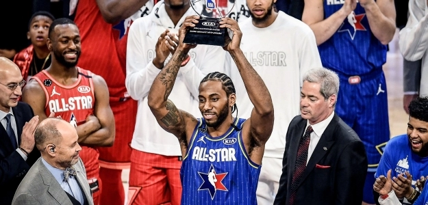 Leonard levantando el primer Kobe Bryant Award. Foto: @LAClippers