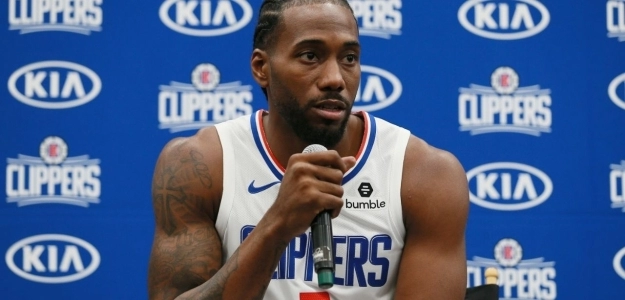 Kawhi Leonard en una rueda de prensa con Los Angeles Clippers.