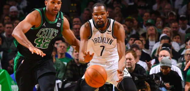 Kevin Durant, junto a Al Horford, en el Nets-Celtics.