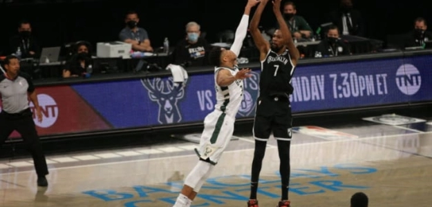Kevin Durant, lanzando ante Giannis Antetokounmpo. 