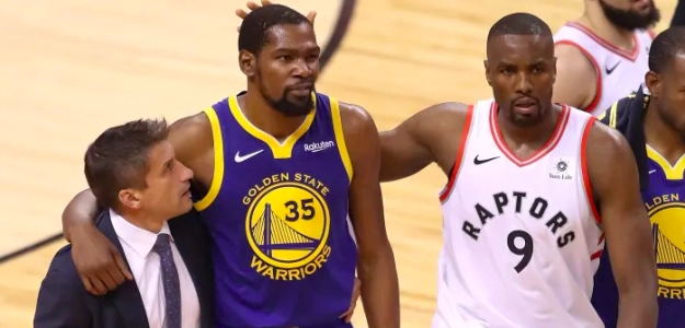 Kevin Durant, siendo consolado por Serge Ibaka tras lesionarse.