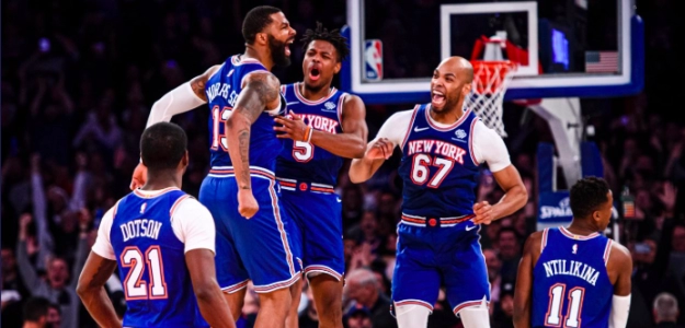 Los jugadores de los Knicks celebran el triunfo.