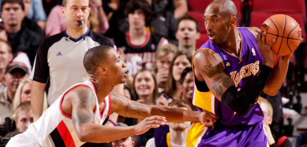 Kobe Bryant, ante Damian Lillard, en un Lakers-Blazers.