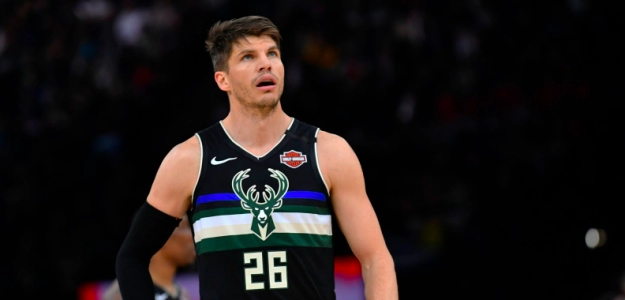 Kyle Korver, con la camiseta de Milwaukee Bucks.