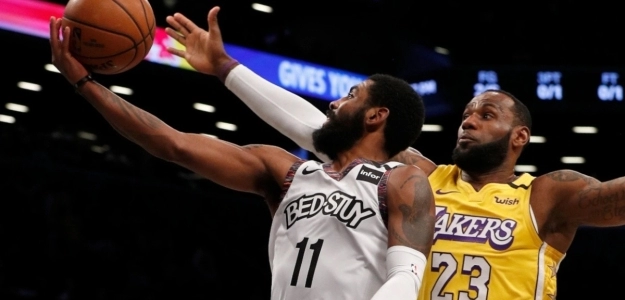 Kyrie Irving, frente a LeBron James, en un Lakers-Nets. 