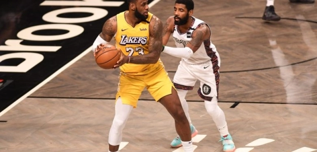 Kyrie Irving, frente a LeBron James, en un Lakers-Nets. 