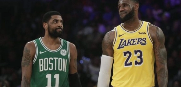 Kyrie Irving y LeBron James en un Lakers-Celtics de esta temporada.