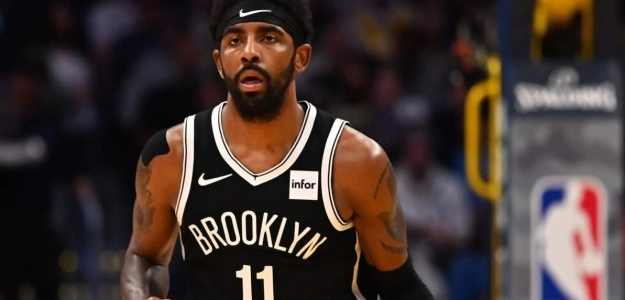 Kyrie Irving y Bruce Brown, jugadores de Brooklyn Nets.