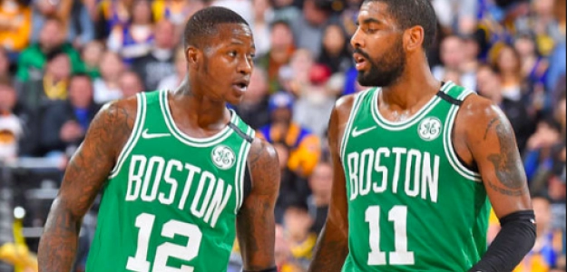 Kyrie Irving junto a Terry Rozier en un partido de los Celtics.
