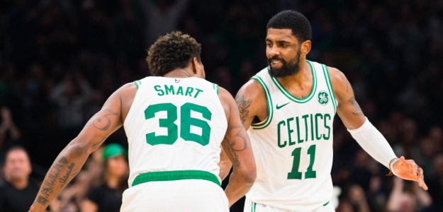 Kyrie Irving celebra una canasta junto a Marcus Smart.