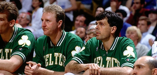 Larry Bird y Kevin McHale, en el banquillo de los Celtics. 