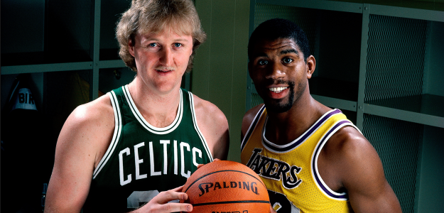 Larry Bird y Magic Johnson, estrellas de los ochenta en la NBA. 