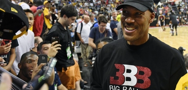 LaVar Ball, siendo entrevistado tras un partido.