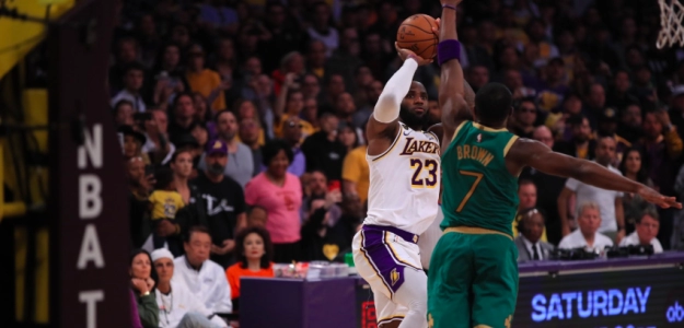 LeBron James, anotando la canasta decisiva en el Lakers-Celtics.