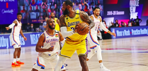Chris Paul, defendiendo a LeBron James.