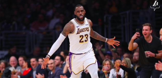 LeBron James celebra una canasta en el Staples Center.