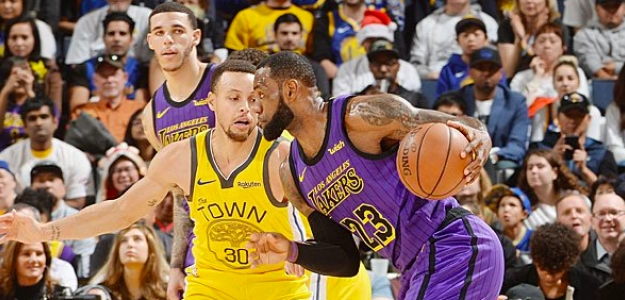 LeBron James, ante Stephen Curry en un Lakers-Warriors.